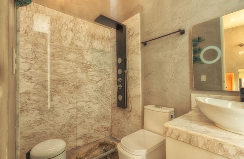 Punta Sal House | LN10 Resort Style all inclusive queen bed suite frente al Mar