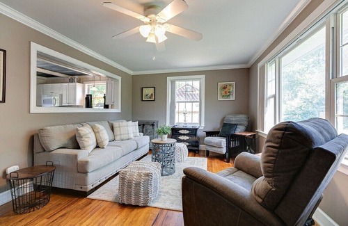 Franklin House | Dwtn Franklin - Walkable with Huge Yard Sleeps 6