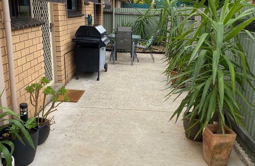Wodonga Apartment | Quiet and comfortable 2 bedroom apartment, 65 inch Smart TV