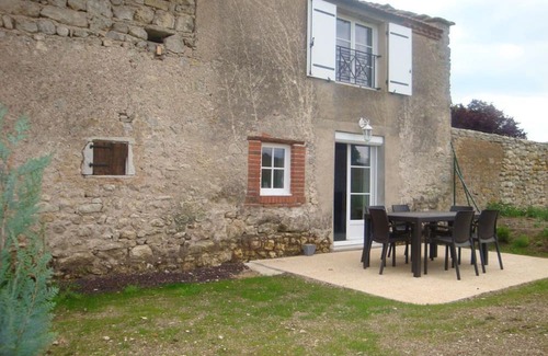 Saint-Priest-d'Andelot Cottage | Gite Saint-Priest-d'Andelot, 1 bedroom, 2 persons