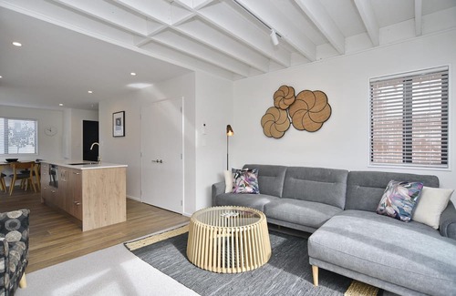 Sydenham House | Āta Haere - Modern, comfortable and funky getaway close to central Christchurch
