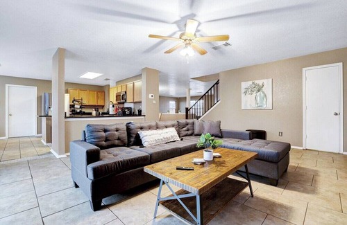 Live Oak House | This house is a 5 bedroom(s), 2.5 bathrooms, located in Live Oak, TX.