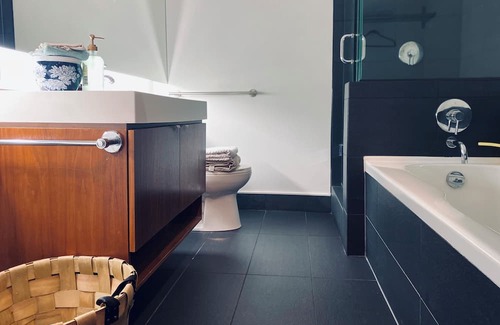 Gastown Apartment | Urban Zen Studio suite - a cozy Central-city retreat