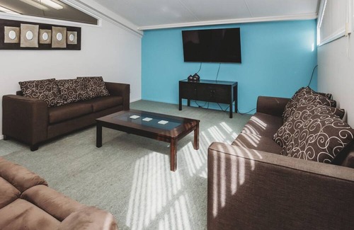 New Plymouth House | FOUR THE FAMILY SLEEPS 10