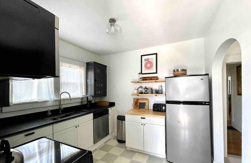 East Hill House | *FRESH New Reno*Near HOTspots & Downtown/Fire-pit+