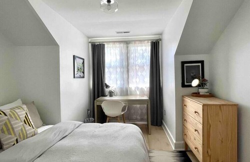 East Hill House | >NEW RENO< CHIC & COZY Loft- Near Downtown & HotSpots/ Bocce & fire pit!