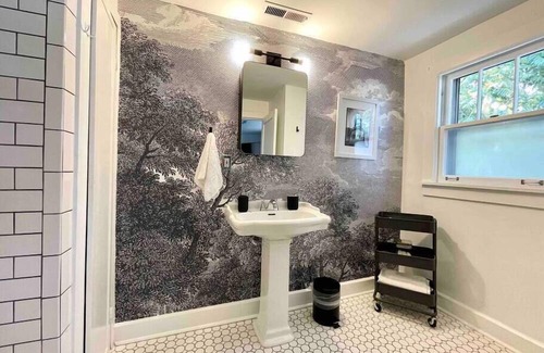 East Hill House | >NEW RENO< CHIC & COZY Loft- Near Downtown & HotSpots/ Bocce & fire pit!