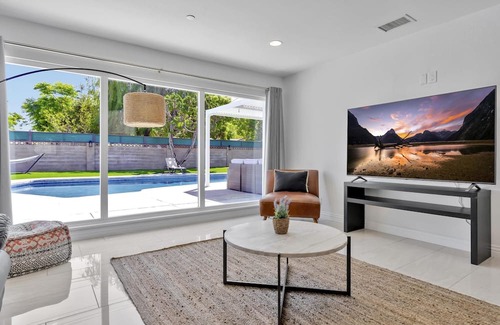 Southwest Anaheim House | New Cheerful Stylish Villa - Pool, Spa, Mini Golf, Fire pit, Walk to Disneyland