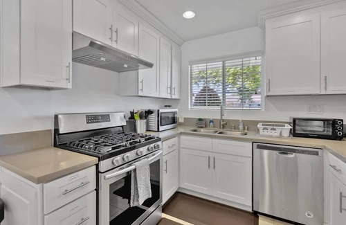 Southwest Anaheim House | New Cheerful Stylish Villa - Pool, Spa, Mini Golf, Fire pit, Walk to Disneyland