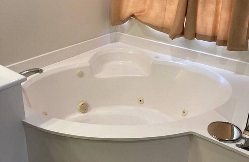 Paradise House | Near the Strip Spacious cozy 4 bedrooms house with Jacuzzi