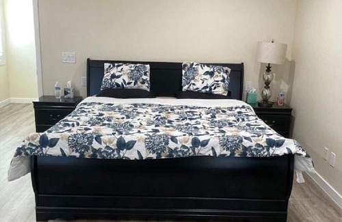 Paradise House | Near the Strip Spacious cozy 4 bedrooms house with Jacuzzi