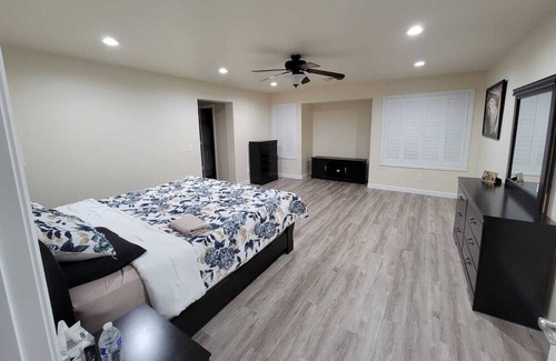 Paradise House | Near the Strip Spacious cozy 4 bedrooms house with Jacuzzi