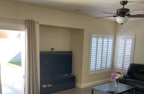 Paradise House | Near the Strip Spacious cozy 4 bedrooms house with Jacuzzi