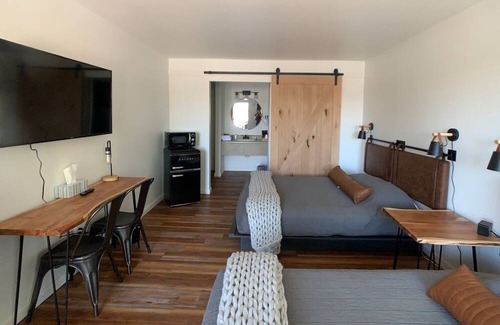 Meeker House | Room 1 2 Queen beds