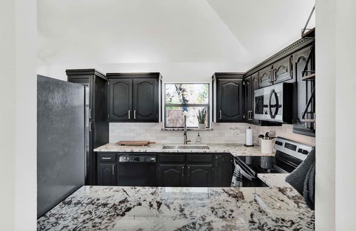 Frisco House | Cozy Parkside Home/ Rail Yard/ Toyota Centre