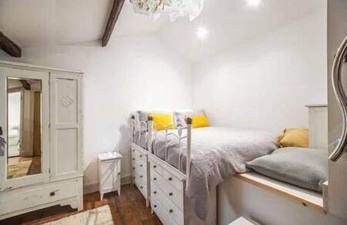 Crickhowell Apartment | Crickhowell High St ~Urban LOFT LLYN Room 1 - (Dogs Welcome)