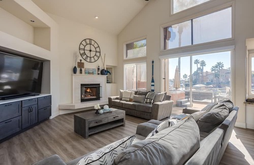 Discovery Bay House | Waterfront home w/ private dock, pool & jacuzzi