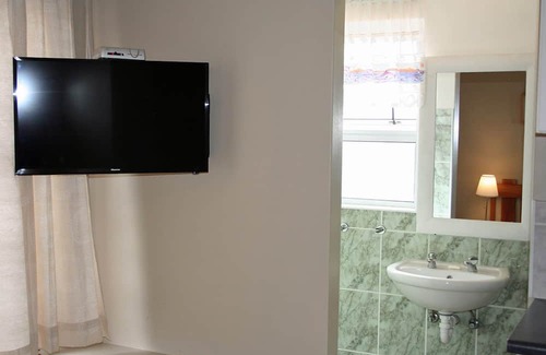 Swakopmund Cabin | Springbok Single Room - Amarachi Bed & Breakfast, near beach in Swakopmund