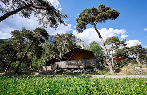 Meolans-Revel Ski Chalet | Luxe Sanitary 5 Pers. Villatent at the River Campsite with Beautiful view