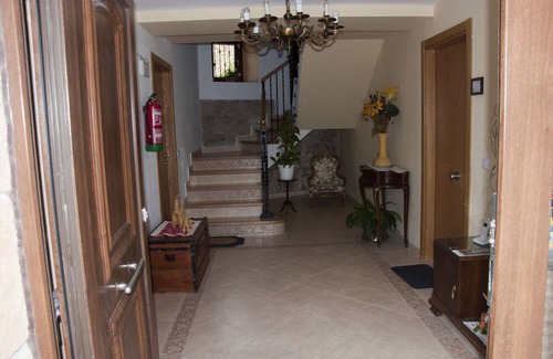 Acedo Apartment | The house of the home. CALBOTE Studio: 135cm bed, bathroom and kitchen-living room.
