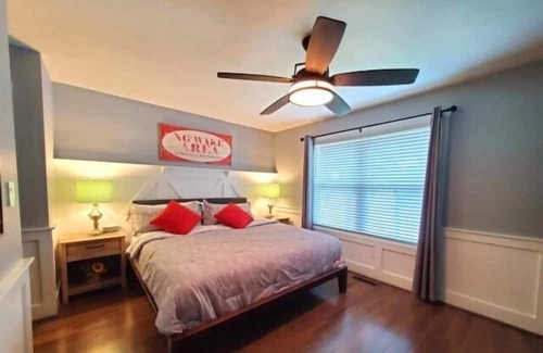 North Shore House | Shorely Heaven: WiFi, Disney+, Amazon Prime, YouTubeTV, (2) Kayaks Wide Water Lake Views