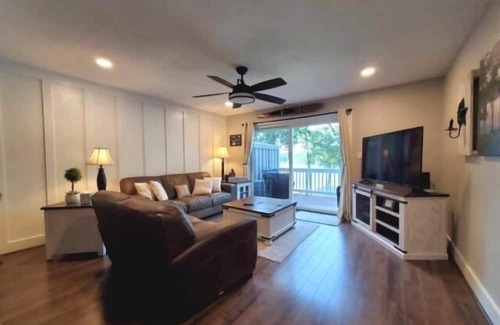 North Shore House | Shorely Heaven: WiFi, Disney+, Amazon Prime, YouTubeTV, (2) Kayaks Wide Water Lake Views