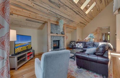 Pioneer Trail House | Stunning 4 Bedroom Home with Hot Tub In Tahoe Paradise-South Lake Tahoe-AC