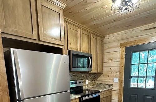 Boone Cabin | Renovated Blowing Rock Log Cabin near App SKi Mtn, ASU, & Tweetsie Railroad