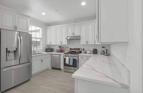 Mid Central Apartment | Stylish Pasadena Stay Near Old Town Rose Bowl