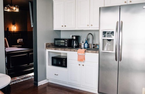 East Memphis Apartment | Moody Blues Studio Perfect for Work or Romance
