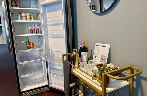 East Memphis Apartment | Moody Blues Studio Perfect for Work or Romance