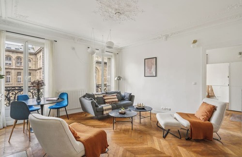Notre Dame Apartment | Chic 3BR near Notre-Dame
