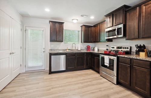 Southwest Raleigh House | King 3BR Townhouse Mins to Cary NC State