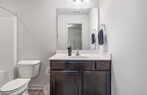 Southwest Raleigh House | King 3BR Townhouse Mins to Cary NC State