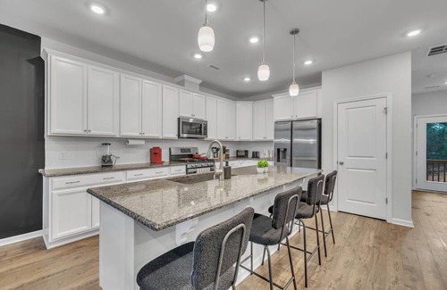Durham House | King 4BR Townhouse to Downtown Durham