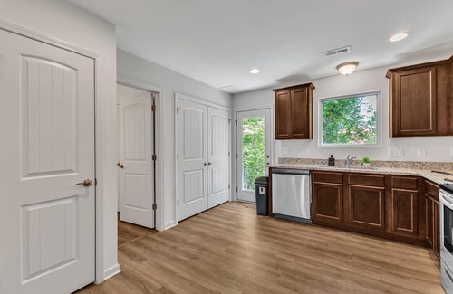 Southwest Raleigh House | King 3BR Townhouse Mins to Cary NC State