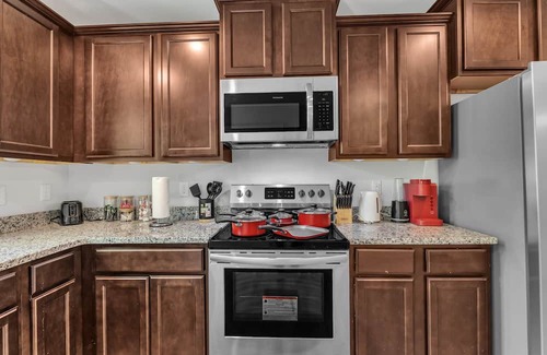 Southwest Raleigh House | King 3BR Townhouse Mins to Cary NC State