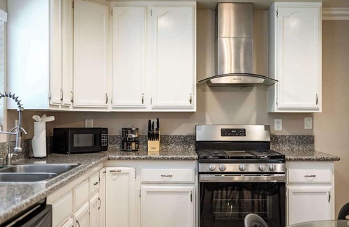 Westmont House | Modern Family Home w Full Amenities & Near ONT
