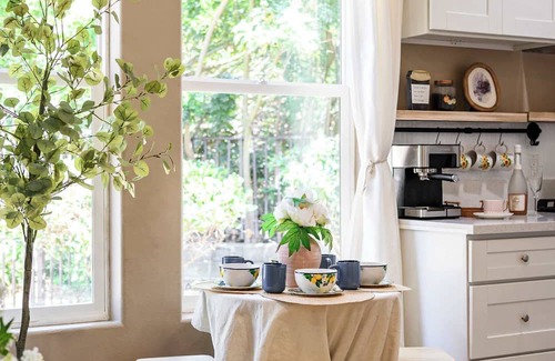 Pomona House | Tranquil Nature Retreat Private Patio & Cozy Charm