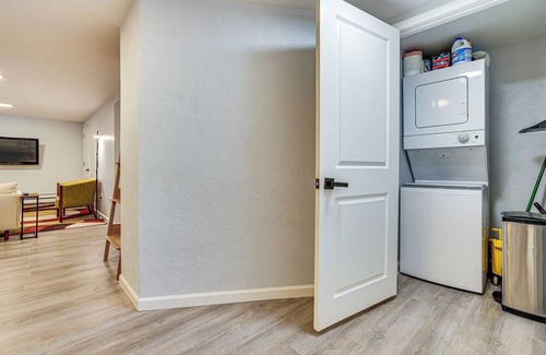 Carag Apartment | 9 Mi to Mall of America: Convenient Apartment!