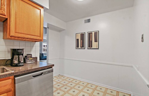 Evanston Apartment | Church 1100-301