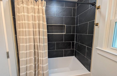 Mount Berry House | Rome's Luxury Bungalow King Beds Kitchen Laundry