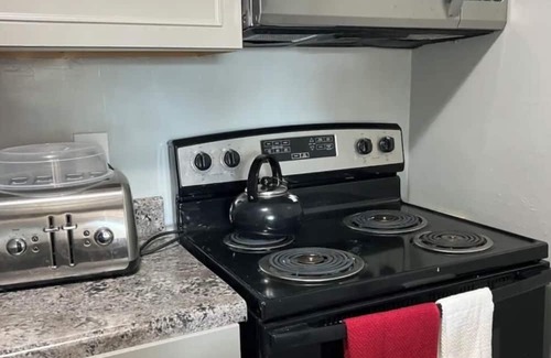Reynoldsburg Condo | Cozy 2-bedroom 3 queen bed, condo with WiFi, AC in amazing Reynoldsburg