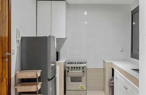Cocody Apartment | Stylish & Modern 2 BR apartment near Angré Nouveau Chu. Perfect for groups of 4!