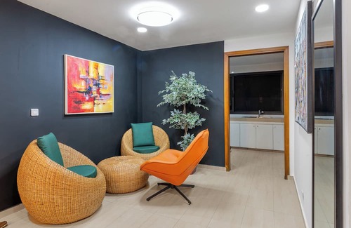 Cocody Apartment | Stylish & Modern 2 BR apartment near Angré Nouveau Chu. Perfect for groups of 4!