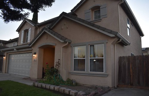 Peters House | Charming 3-bedroom 2.5bath house in Manteca with AC and WIFI with fiber optic .