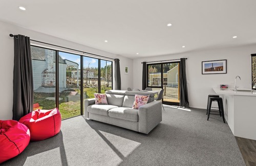 Naseby Cottage | Leven Street Crib - Modern, warm stay in the heart of historic Naseby