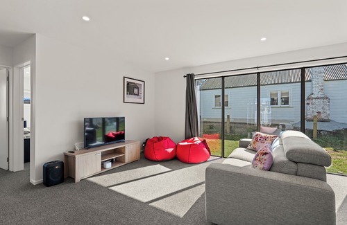 Naseby Cottage | Leven Street Crib - Modern, warm stay in the heart of historic Naseby