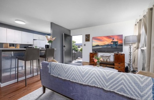 Sunset Park Apartment | Santa Monica Beach Retreat - Off street parking and walkable to everything!