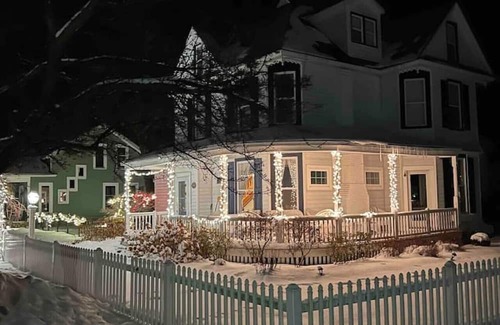 Elk Rapids House | 2 Blocks to beach, town. Close to vineyards, GLEF